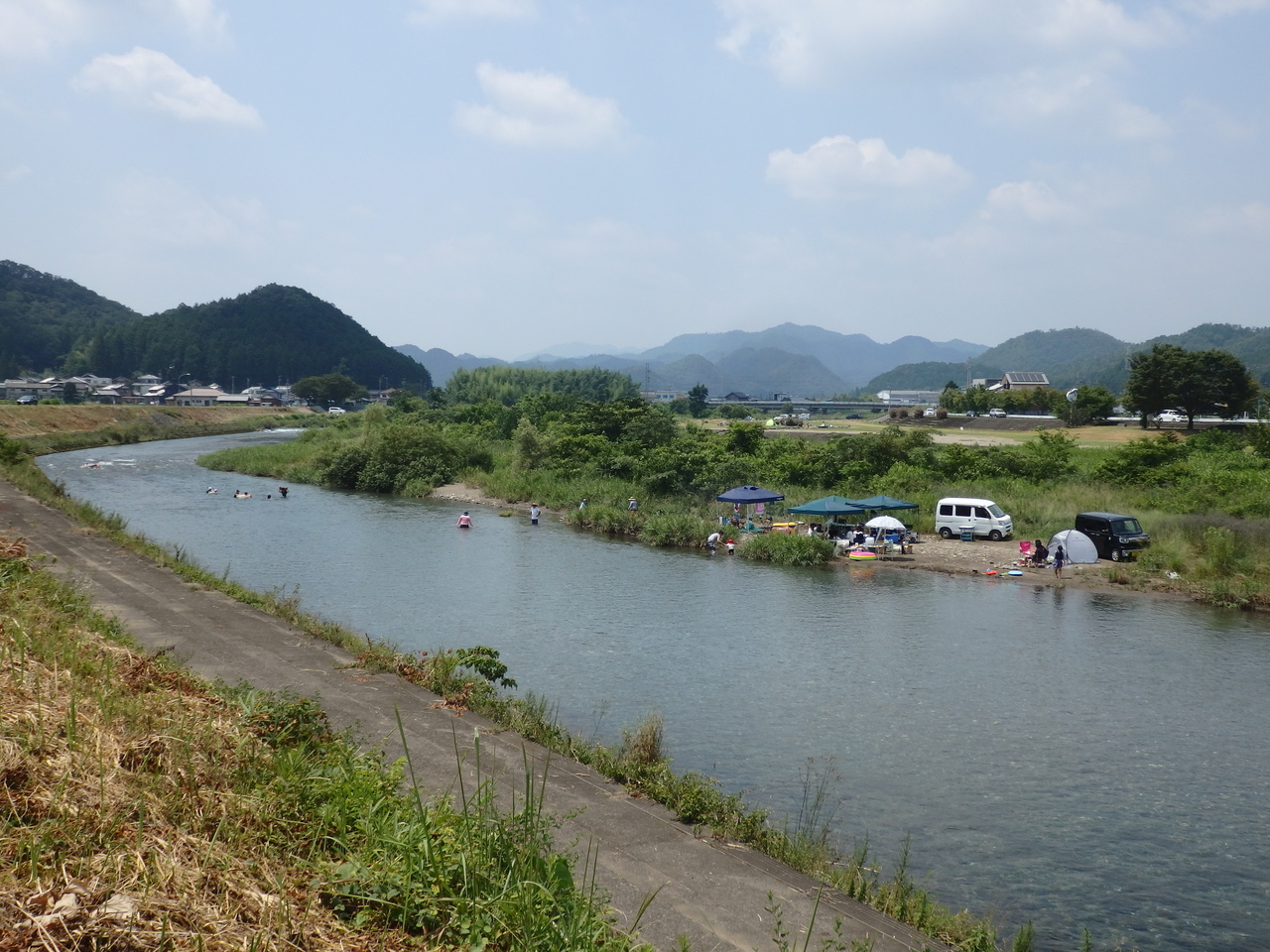 岐阜県関市武芸川町を流れる武儀川と谷口水辺公園の風景（バーベキュー、川釣り、バーベキュー）