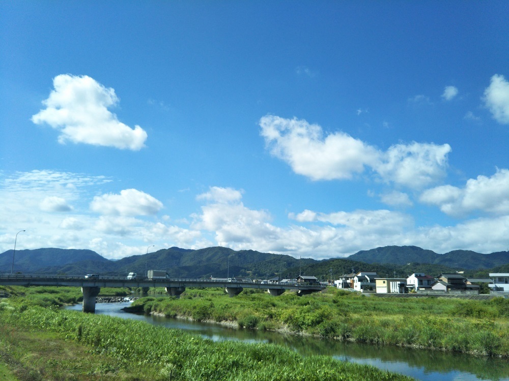 道の駅むげ川から岐阜県関市武芸川町を望む。釣りや川遊び、バーベキューなどのレジャーにぴったり。