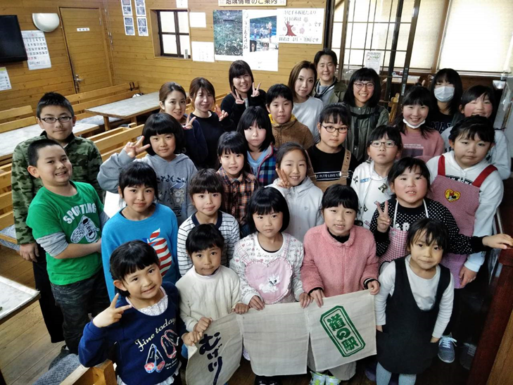 岐阜県関市　道の駅むげ川　子どもパン教室（集合写真）